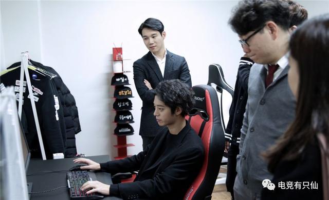 绝地求生:打职业比当明星还赚钱,偶像歌手下海