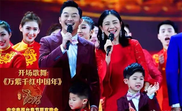 沙溢胡可一家四口是在春节晚会上过年的一家人