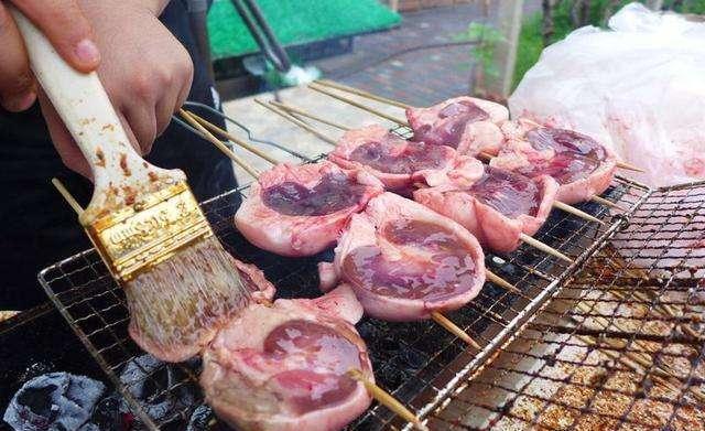 新疆人烤羊腰子,外地人一般都吃不下吧