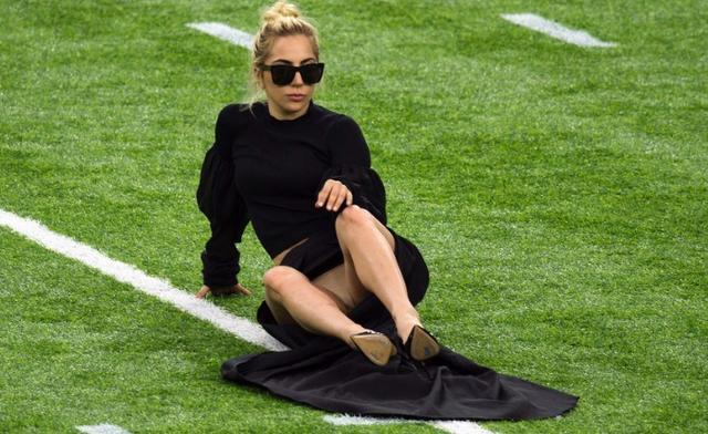 超短裙惊艳亮相, 不慎走光遭360度狂拍