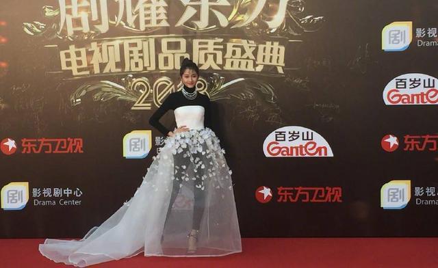 关晓彤红毯造型太突兀, 被吐槽没有美感, 网友: 还有更难看的