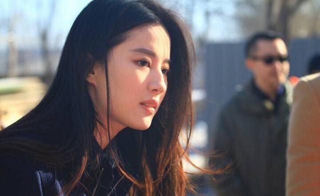 刘诗诗VS刘亦菲谁是真正“刘不修”?看完抓拍秒懂|刘诗诗|刘亦菲|仙气_新浪女性