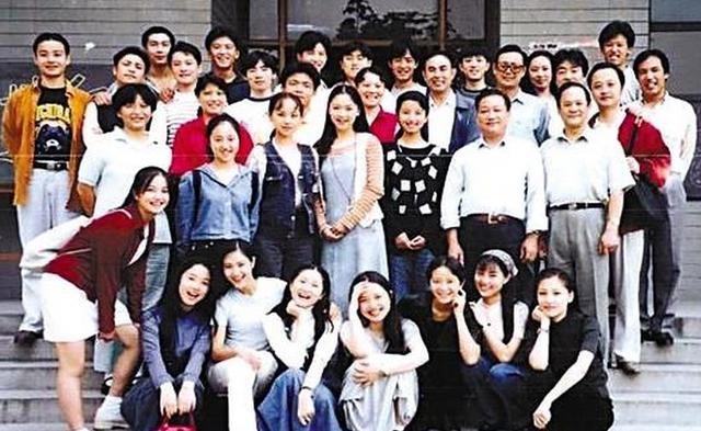 汽车工人出身,黄晓明的同学,凭《潜伏》成名,出道至今零绯闻