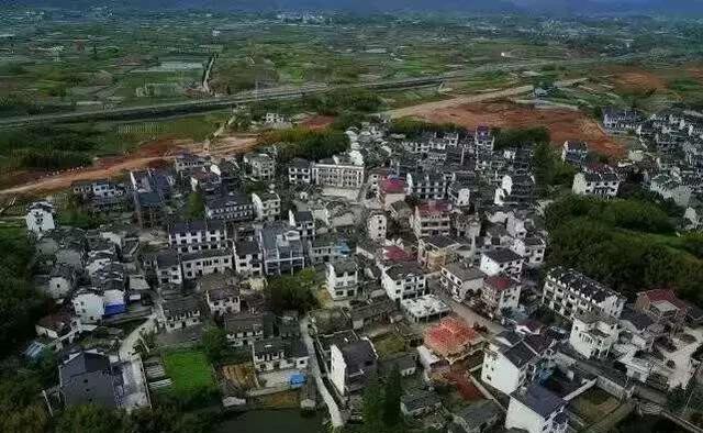 徽农村别墅遍地没人住 年轻人都去欧洲打工了