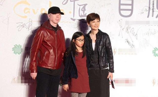徐帆携养女现身专注与友人热聊，小姑娘身形苗条亭亭玉立