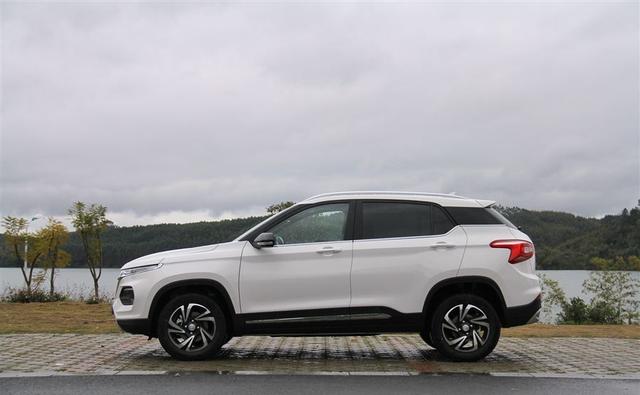 迪拜人均月收入_月收入3000养什么车