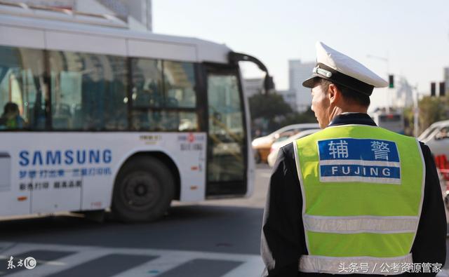 辅警转正机会:干满10年不再是临时工,人民警察