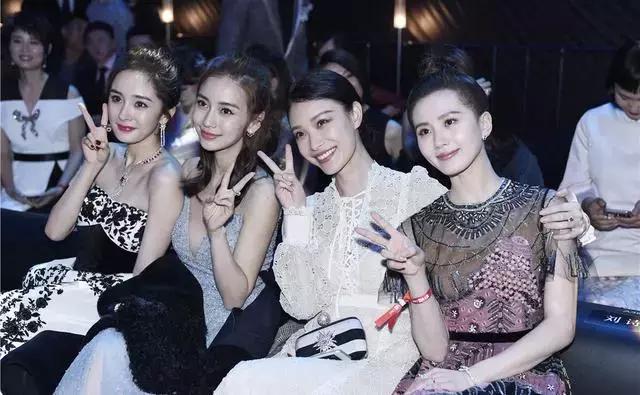 杨幂刘诗诗倪妮走红毯比拼造型,她们一起做的