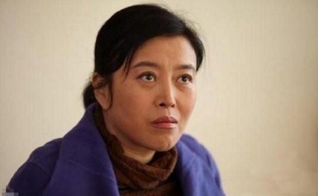 孙红雷深夜微博秀恩爱遭网友炮轰 你可还记得为你一跪的女人