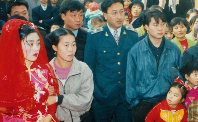 直击90年代的婚礼的4张照片,那会儿的思想也比较保守!