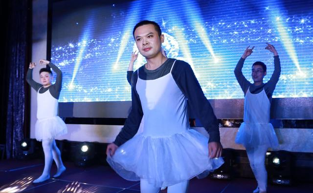 公司年会,男员工被要求穿女装表演,拒绝后被公