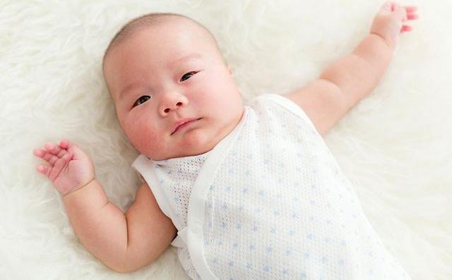 25%的新生儿胸部有痰鸣音