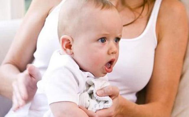 25%的新生儿胸部有痰鸣音