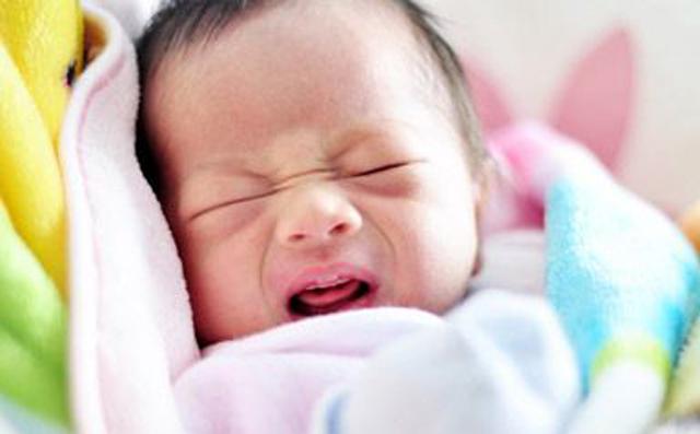25%的新生儿胸部有痰鸣音