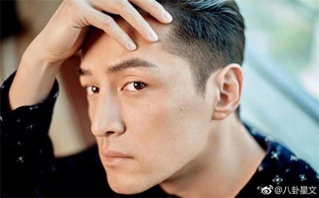 胡歌登杂志封面变身优雅绅士 眼神深邃分外撩人