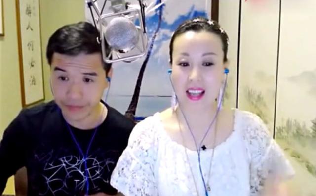 她的妈妈李小雨,也是二人转演员,最近两夫妻还一起做了直播,表演节目.