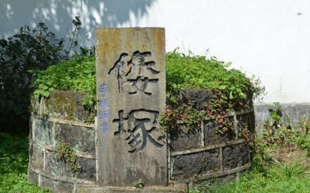 中国有座坟墓，墓里埋着4个下跪的日本人，日本说是对他们的羞辱