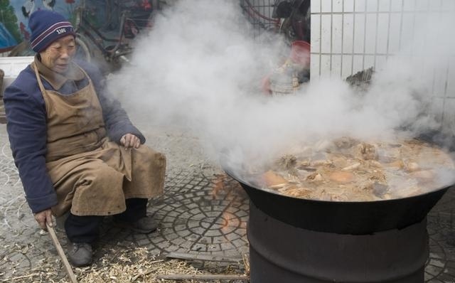 农家院里的大铁锅炖肉