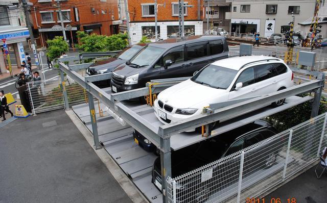 日本设计的“停车位”节约空间 德国的汽车塔每幢可存400辆