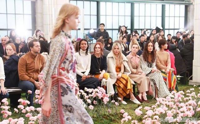 刘诗诗现身纽约看秀,气质完胜外国大牌女星,但