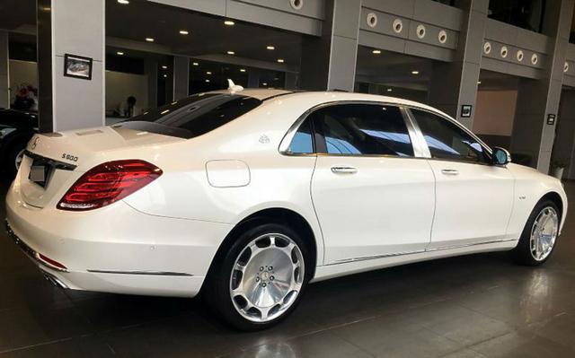 身价上亿的老板也爱二手车,看到这辆白色奔驰迈巴赫后“入迷”了