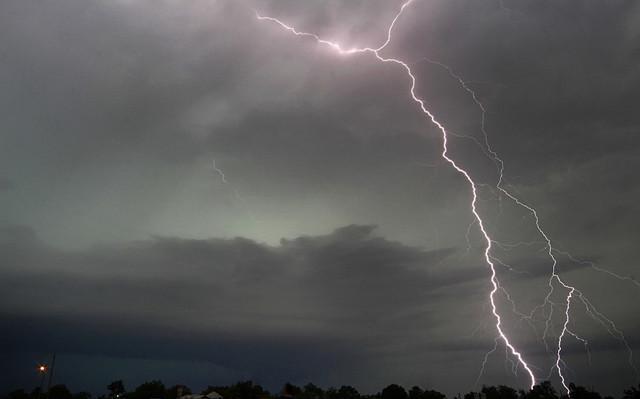 每年因雷击伤亡近4000人,又到雷雨季,一定要教给孩子