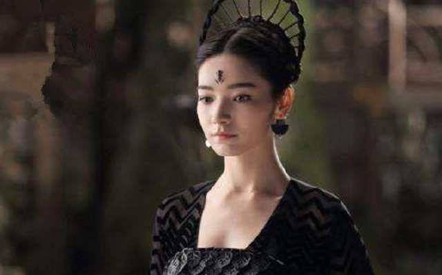 代斯在《三生三世十里桃花》中饰演的胭脂,一身俏丽的黑衣更显漂亮