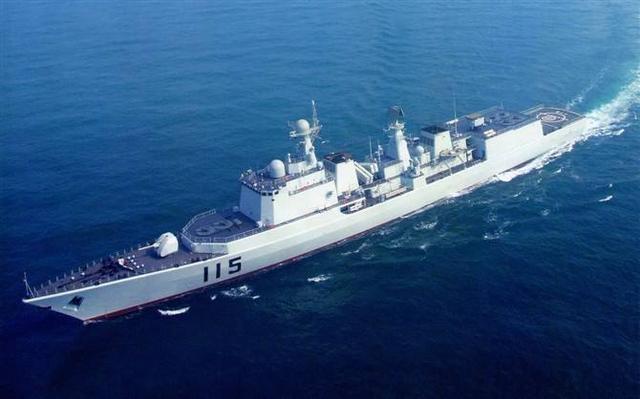 2005年时的115沈阳舰和当时还没开始改装的"瓦良格"
