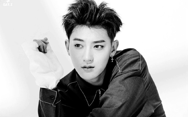 5大男星黑白照:黄子韬五官更立体了,杨洋更稳