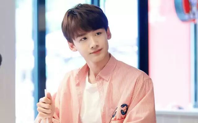 白敬亭新剧《初晨是我故意忘记你》开拍,女主