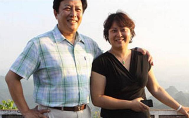 唐国强全家照，两个儿子遗传基因差，女儿却很貌美，前妻绝望自杀