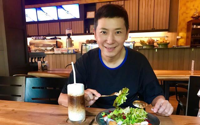 47岁歌手戴军，曾凭一首歌爆红，后来进军主持界，至今未婚