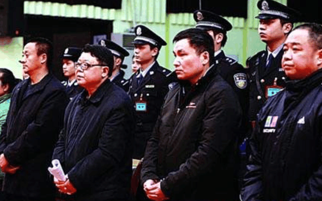 重庆最牛黑帮老大, 只手遮天无人敢惹, 靠“保护伞”狂敛24亿!