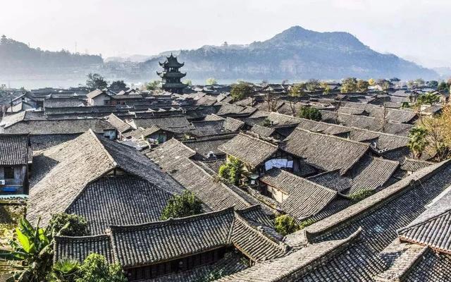根据地形就势而筑,依山傍水,错落有致的四川民居