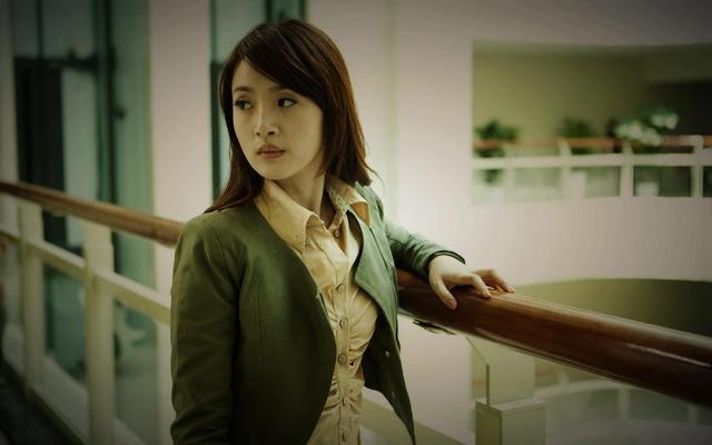 林依晨饰演的是《我可能不会爱你》里的程又青,一个即将迈入30岁生日