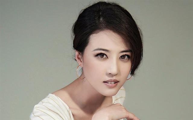 61岁吕良伟，经历三次婚姻，如今身家几十亿，只因取了个好老婆