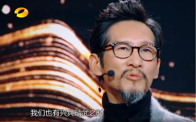 《声临其境》王劲松获胜全场大赞实至名归!但他奇怪的耳麦更抢戏