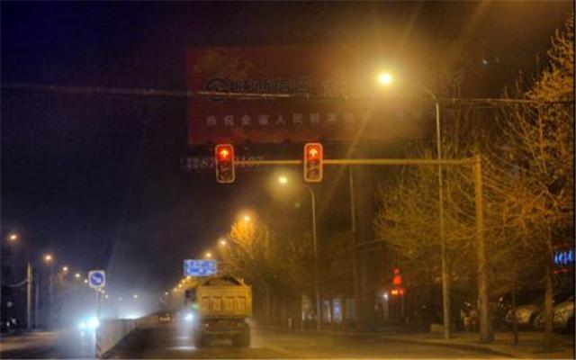 为什么渣土车晚上横冲直撞闯红灯的现象很普遍?司机的答案很直接