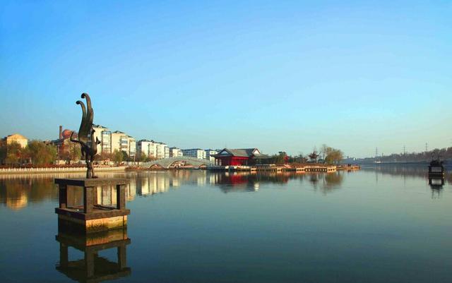 它是中国内陆综合经济实力第一大省,人均GDP