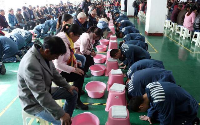 在"少管所"服刑的孩子 给爸妈洗脚忏悔 爸妈都哭成了泪人