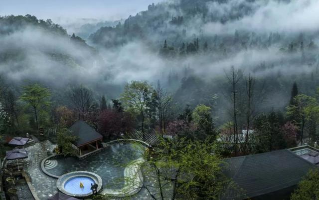 顺着山腰的公路往洪雅方向前行二十多公里就是峨眉半山·七里坪度假区
