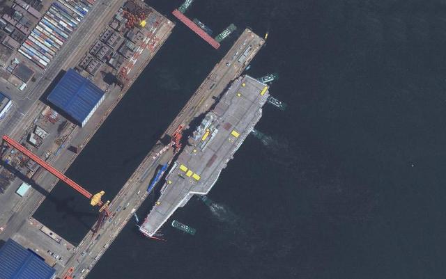 国产航母银装素裹:中国同时开造两艘航母 率先