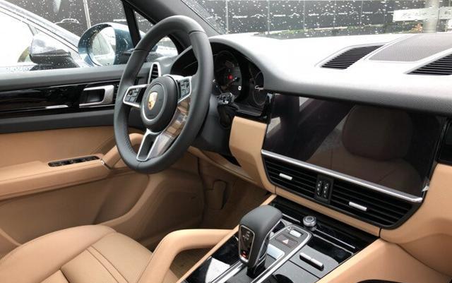 又一匹黑马，18款卡宴贯穿式尾灯超拉风，高档次内饰，实车解析！