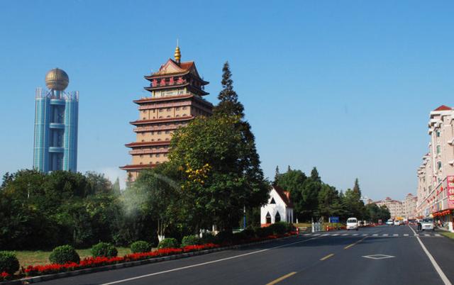 华西村标志建筑，十七层，高98米，9座高楼展现华西人道德追求