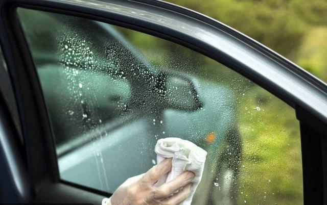 汽车-车窗结冰勿用开水浇, 冬季用车的几点误区