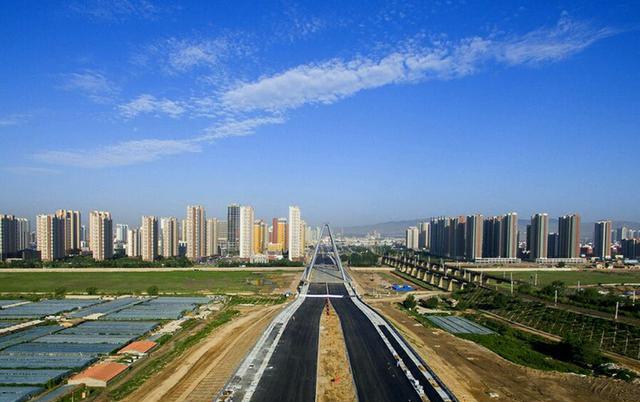 古城钢铁巨龙腾飞,大同老城区与御东新区新的交通要道即将竣工。