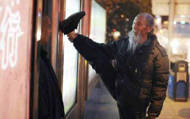 榆次七十岁老汉,整天爬墙上树,飞檐走壁,年轻人