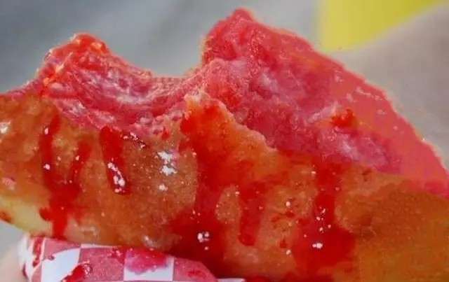 烤西瓜是啥味道?大挂车司机抽烟提神!差点烤熟