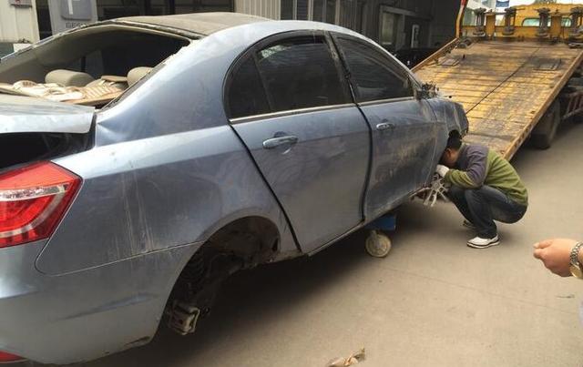 小伙把车借给朋友，满载5人撞2滚报废，车主：真的是万幸啊！