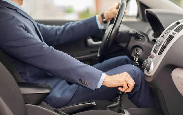 新手司机驾驶手动挡汽车的三大恶习, 你中了几个?!-新浪汽车